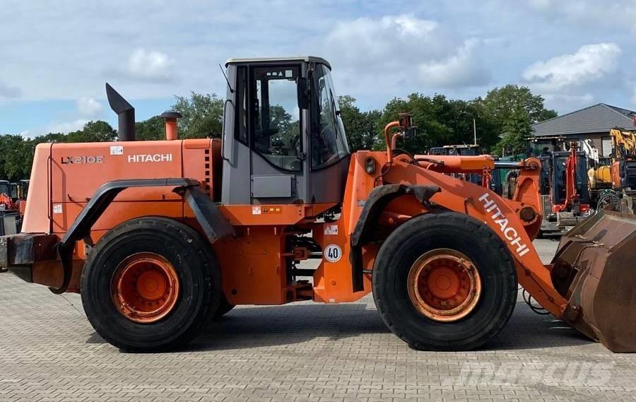 Hitachi LX 210 E Pyöräkuormaajat