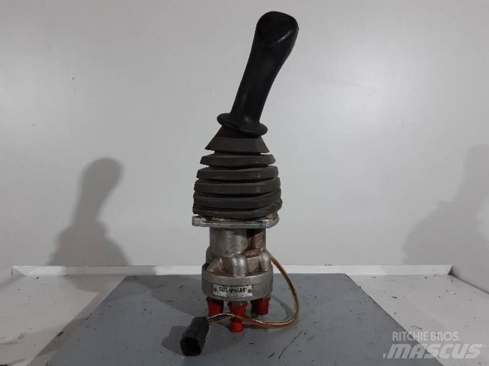 CAT 318C Ohjaamo ja sisusta