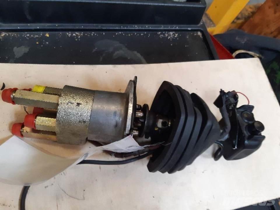 CAT 320B Ohjaamo ja sisusta