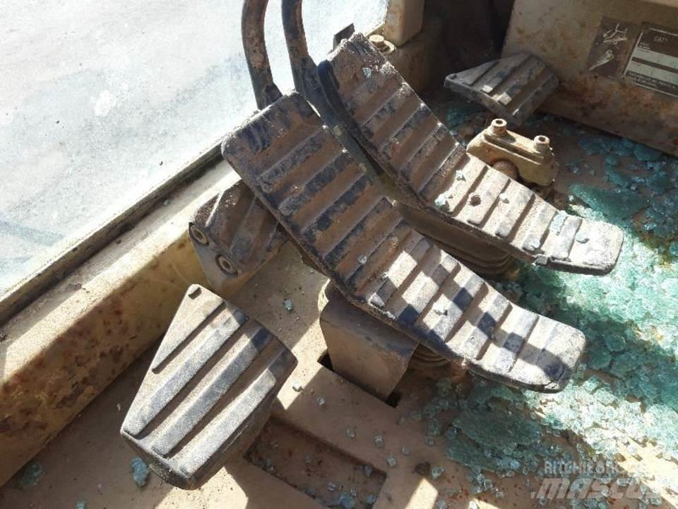 CAT 325LN Ohjaamo ja sisusta