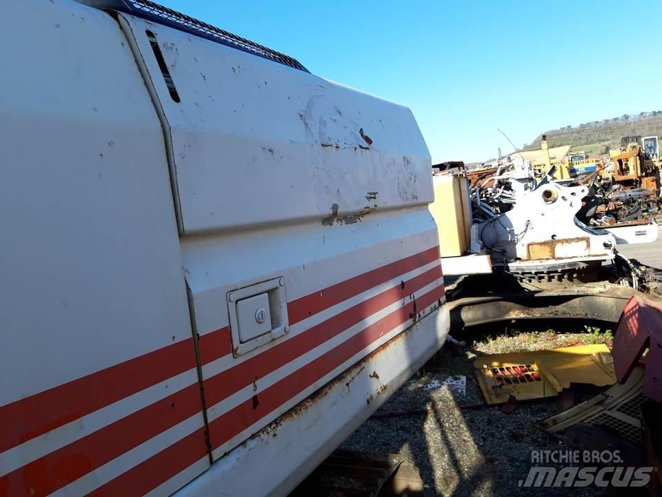 CAT 325LN Ohjaamo ja sisusta