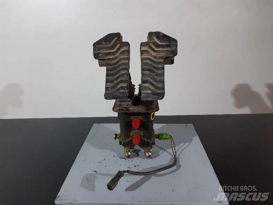 CAT 330C Ohjaamo ja sisusta