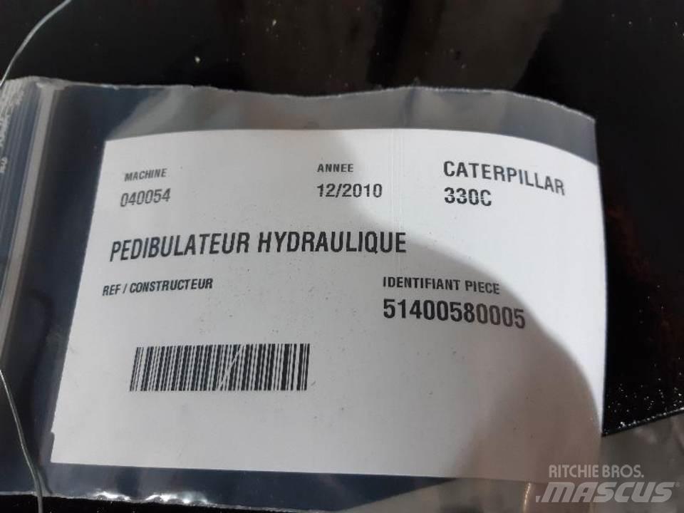 CAT 330C Ohjaamo ja sisusta