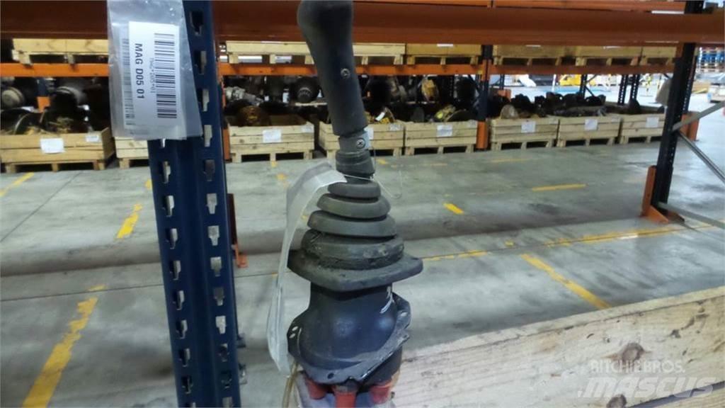 CAT 330L Ohjaamo ja sisusta