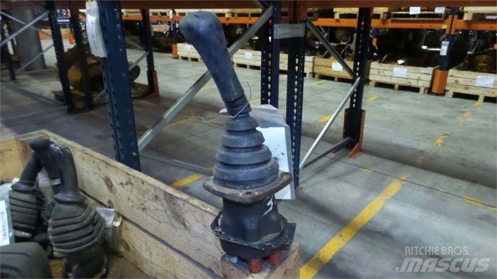 CAT 330L Ohjaamo ja sisusta