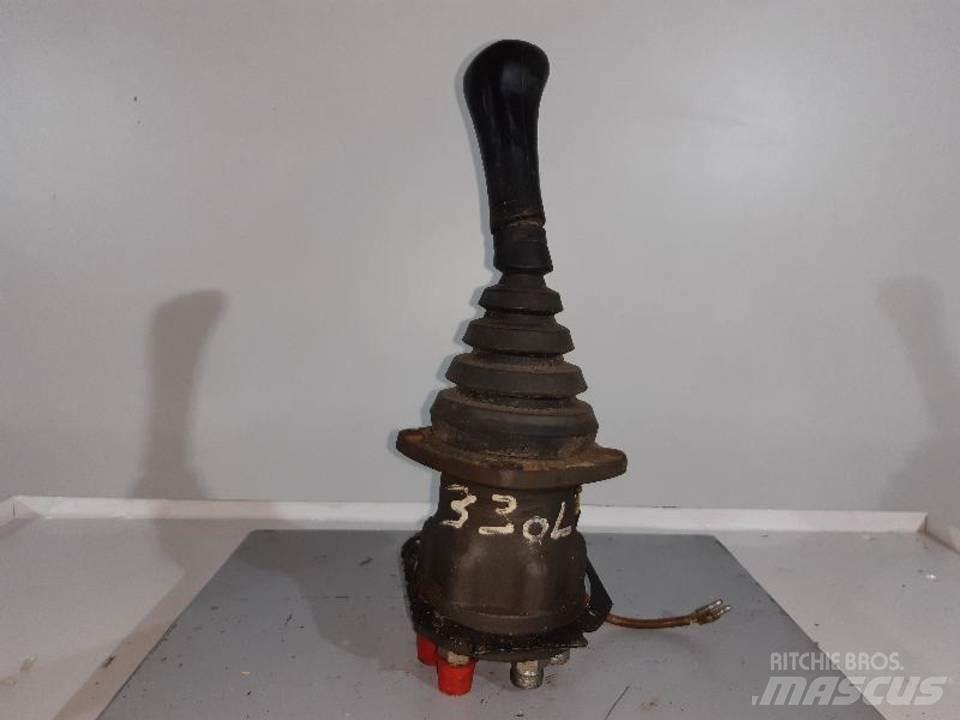 CAT 330L Ohjaamo ja sisusta