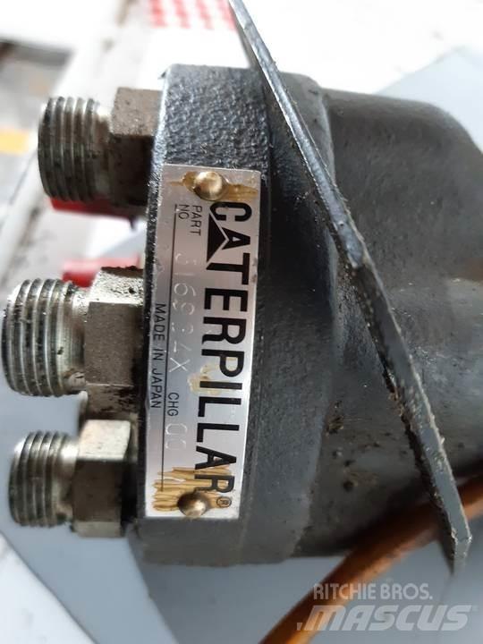 CAT 330L Ohjaamo ja sisusta