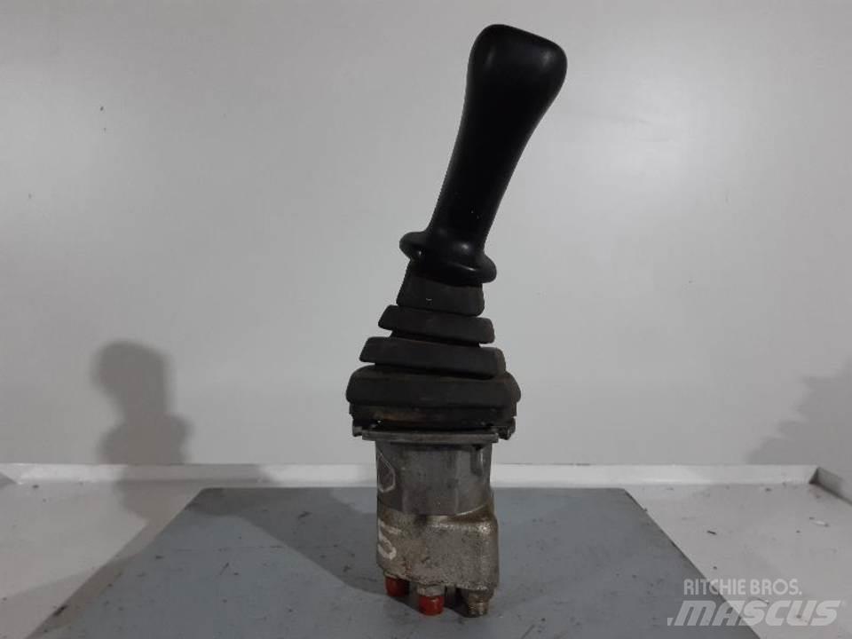 CAT 432D Ohjaamo ja sisusta