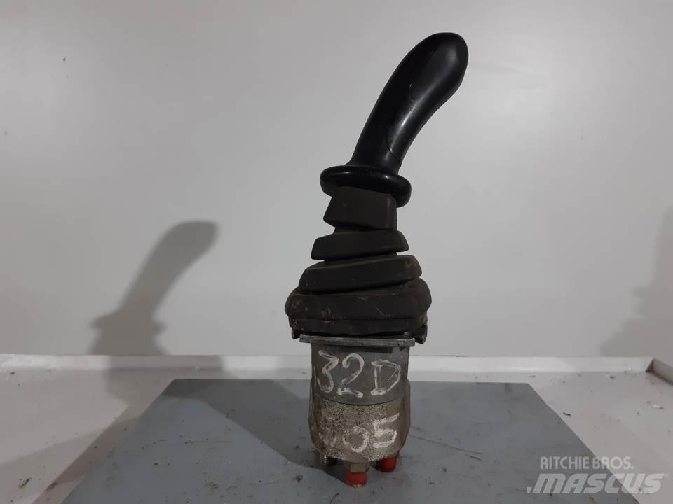 CAT 432D Ohjaamo ja sisusta