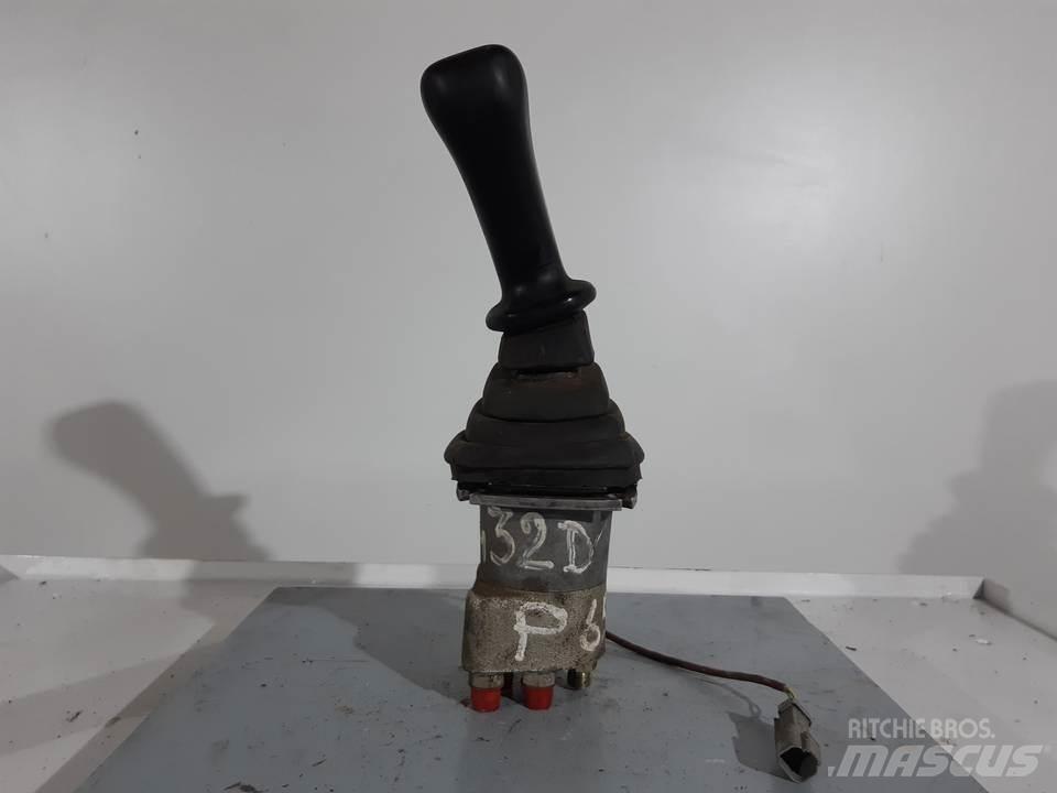 CAT 432D Ohjaamo ja sisusta