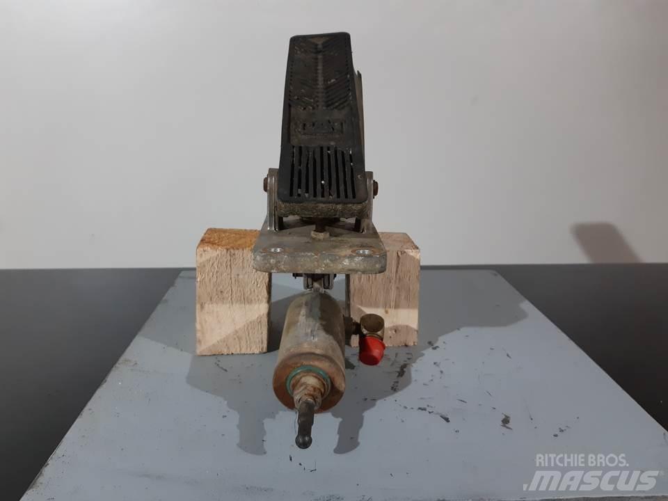 CAT M312 Ohjaamo ja sisusta