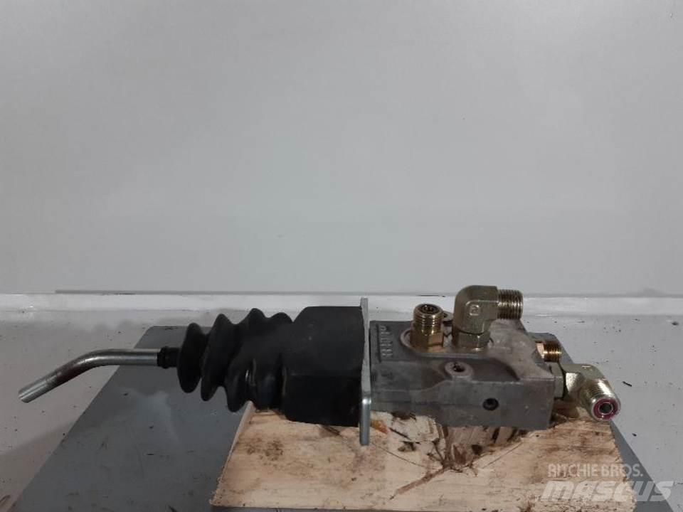 CAT M313C Ohjaamo ja sisusta
