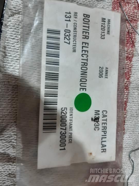 CAT M313C Ohjaamo ja sisusta