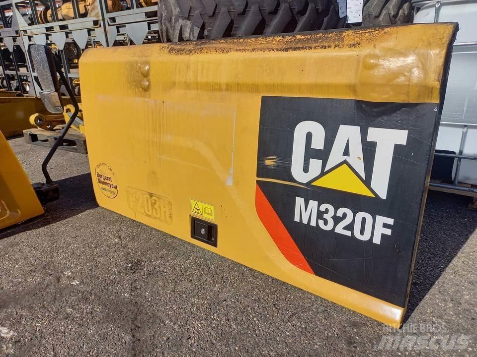CAT M320F Ohjaamo ja sisusta