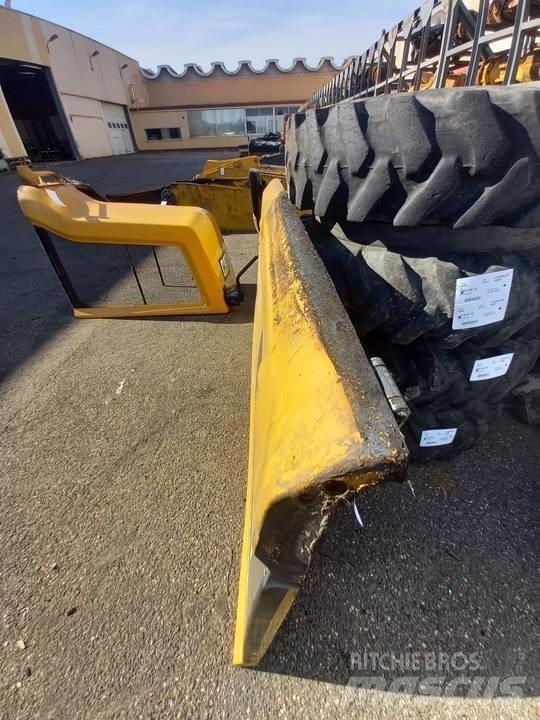 CAT M320F Ohjaamo ja sisusta
