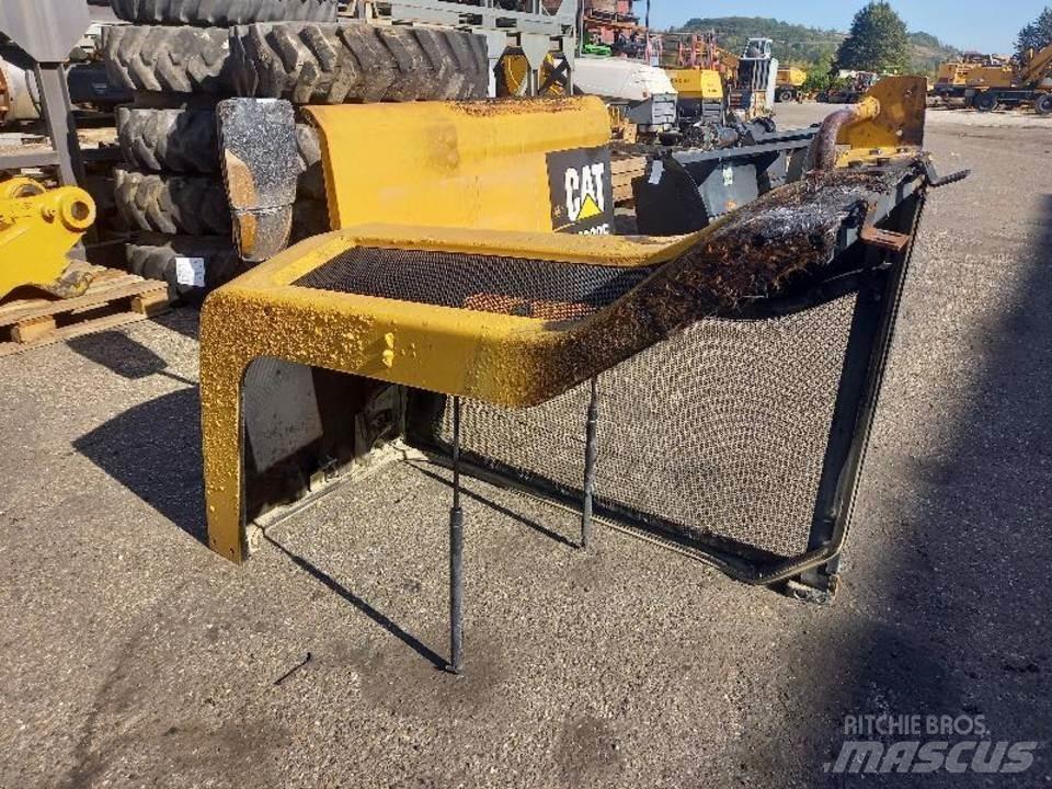 CAT M320F Ohjaamo ja sisusta