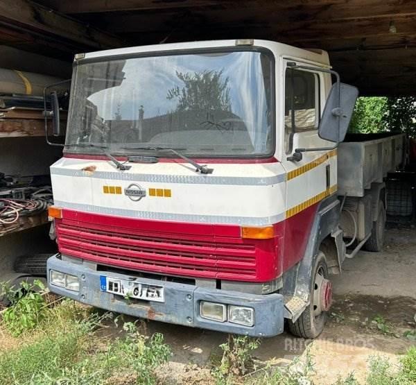 Nissan L351 Koukkulava kuorma-autot