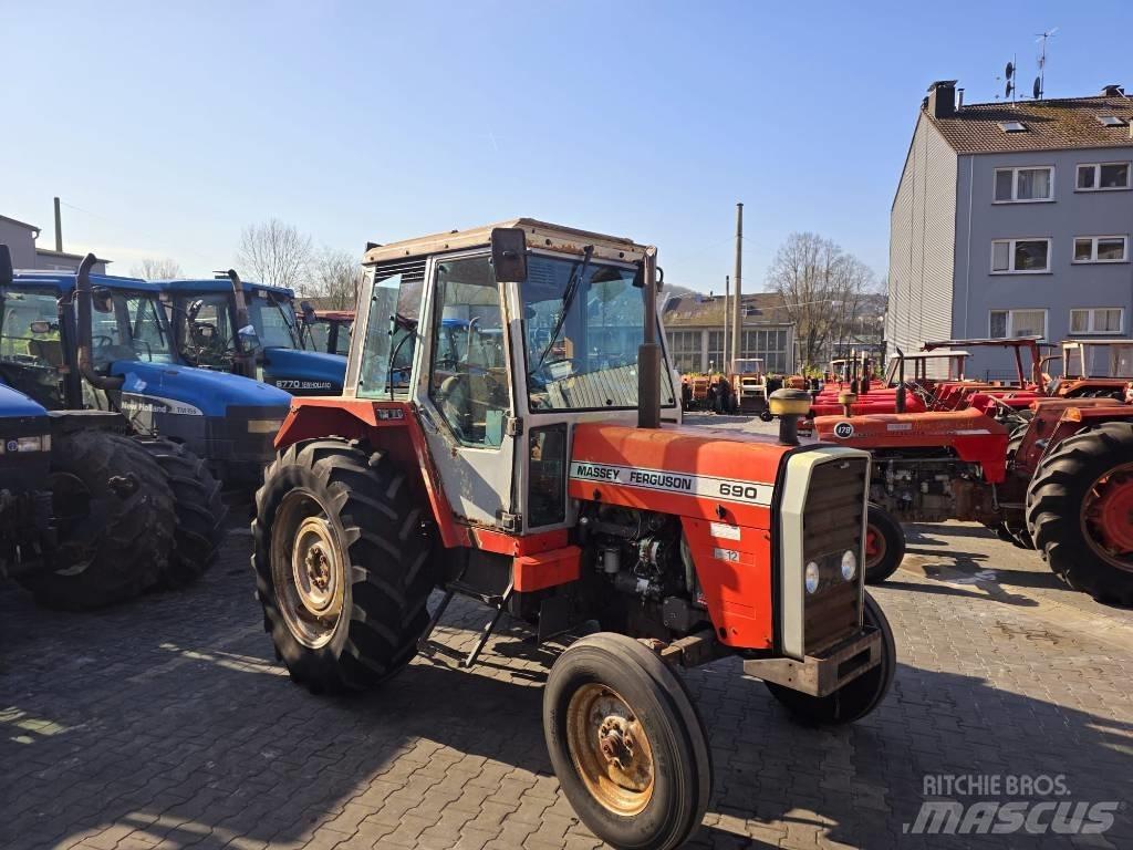 Massey Ferguson 690 Traktorit