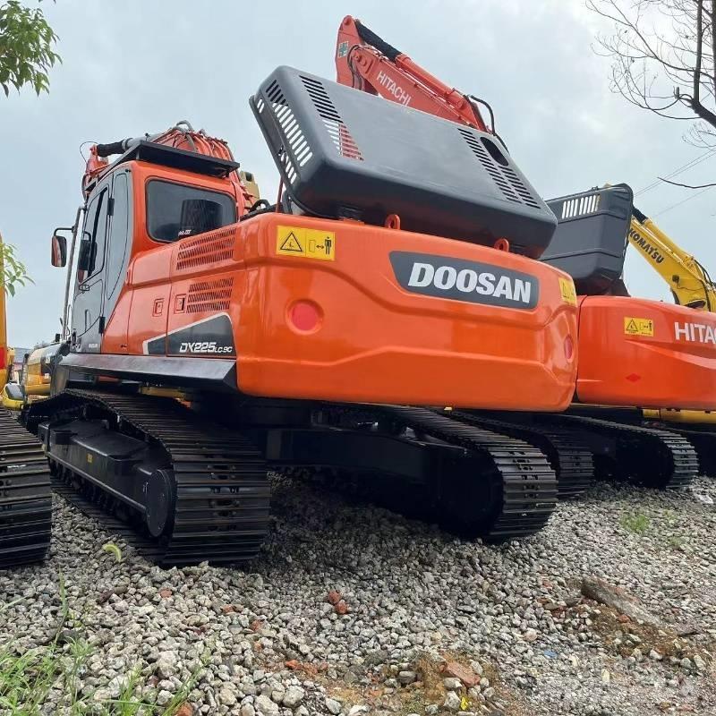 Doosan DX 225 Telakaivukoneet