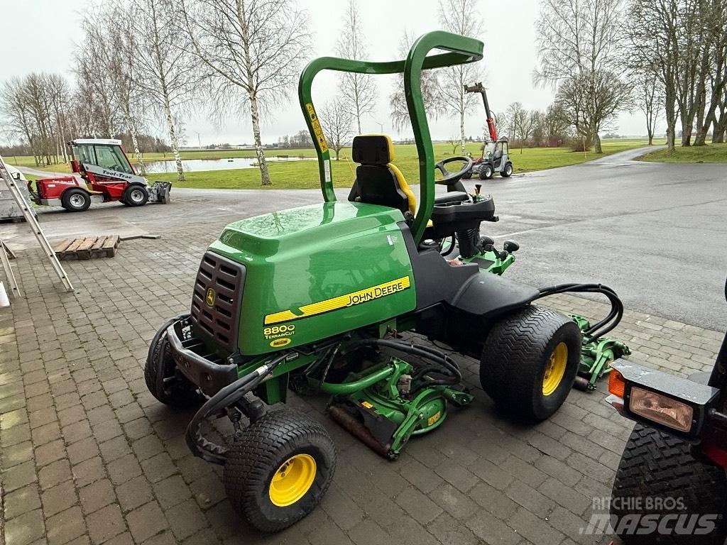 John Deere 8800 Päältäajettavat ruohonleikkurit