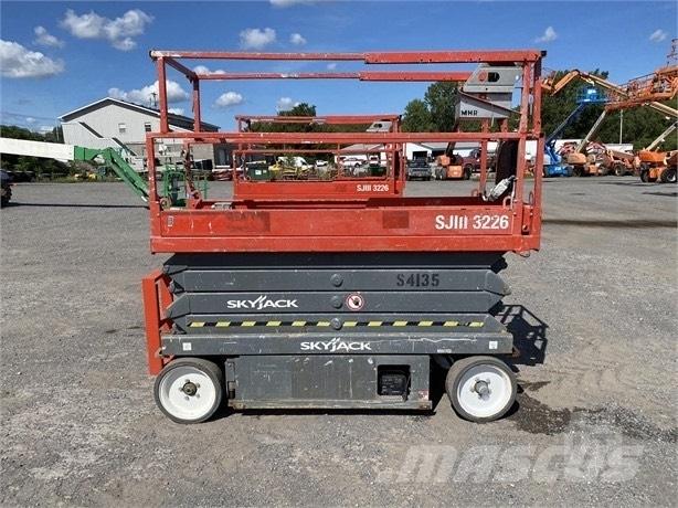 SkyJack SJ III 3226 Saksilavat