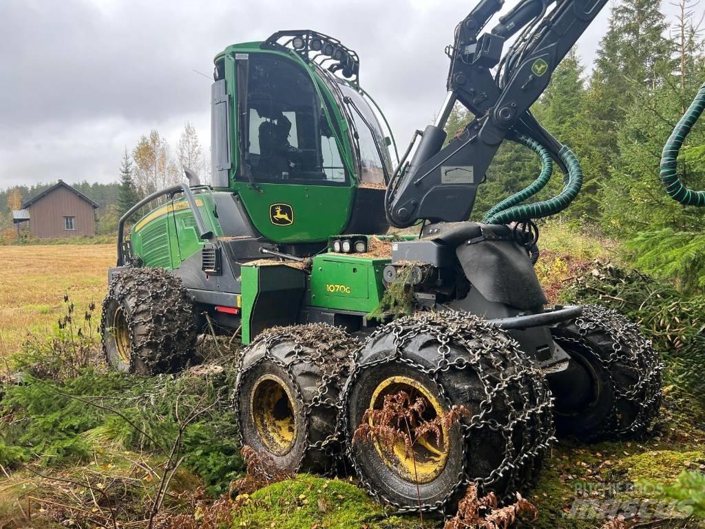 John Deere 1070G Harvesterit