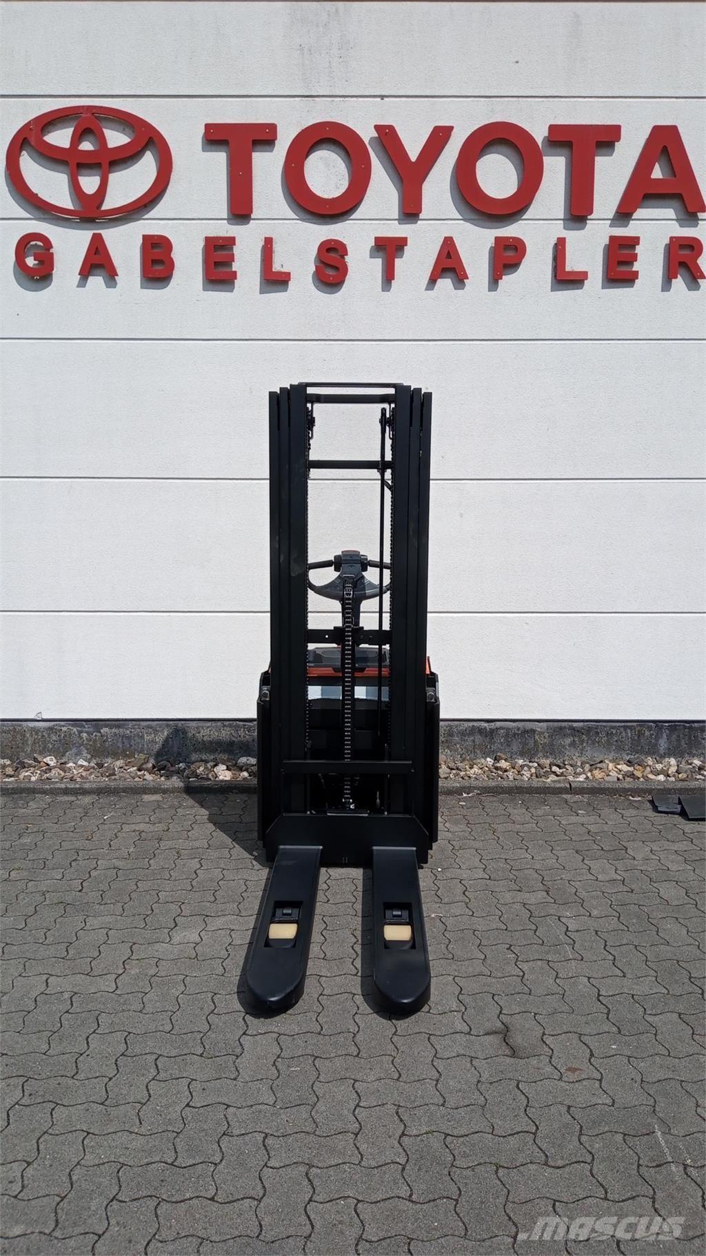 Toyota SWE140L Ajettavat pinoamisvaunut