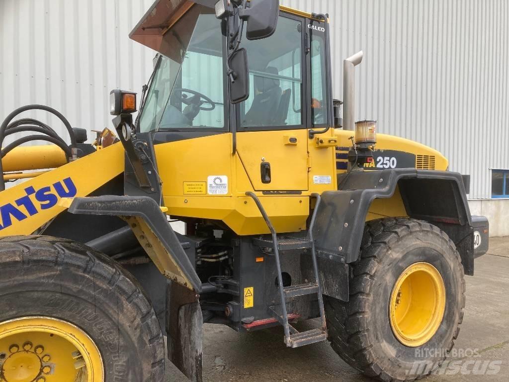 Komatsu WA 250 Pyöräkuormaajat