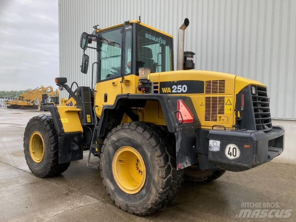 Komatsu WA 250 Pyöräkuormaajat
