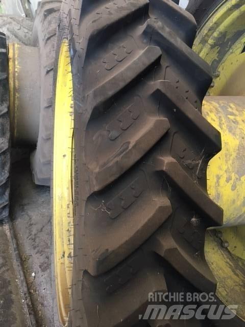 John Deere 6820 Renkaat ja vanteet