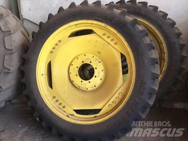 John Deere 6820 Renkaat ja vanteet