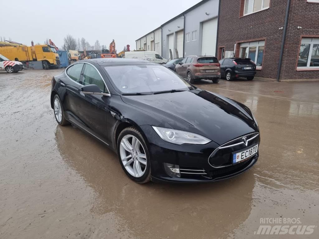 Tesla Model S P85 Henkilöautot