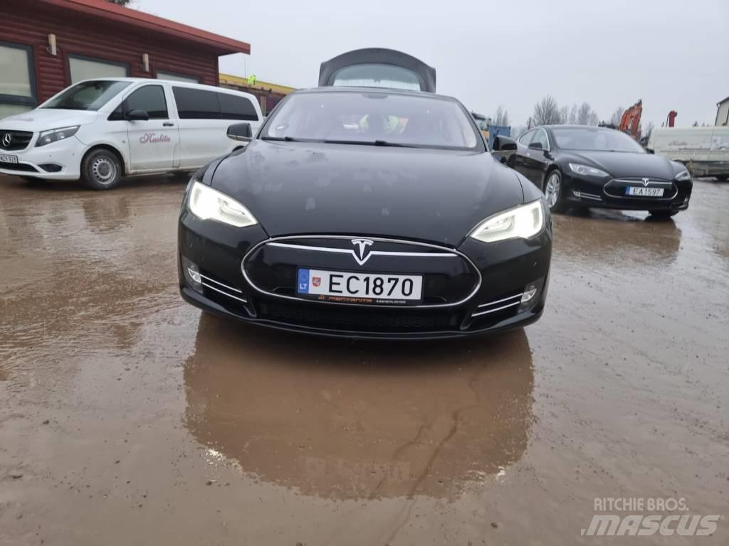 Tesla Model S P85 Henkilöautot