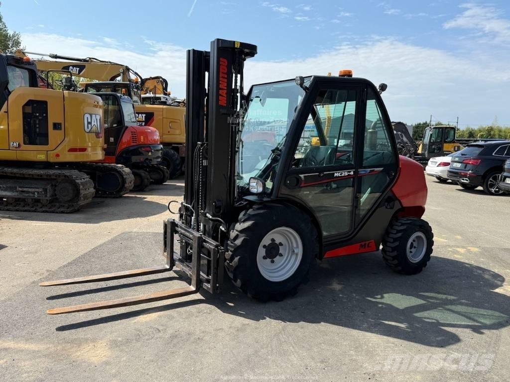 Manitou MC 25 Maastotrukit
