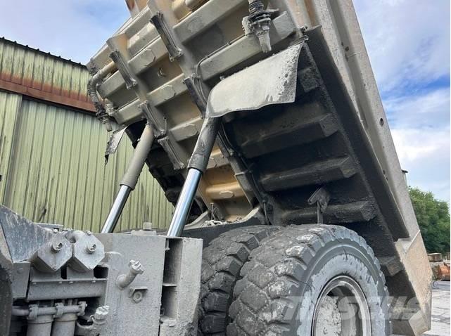 Komatsu HD605-7 Maansiirtoautot