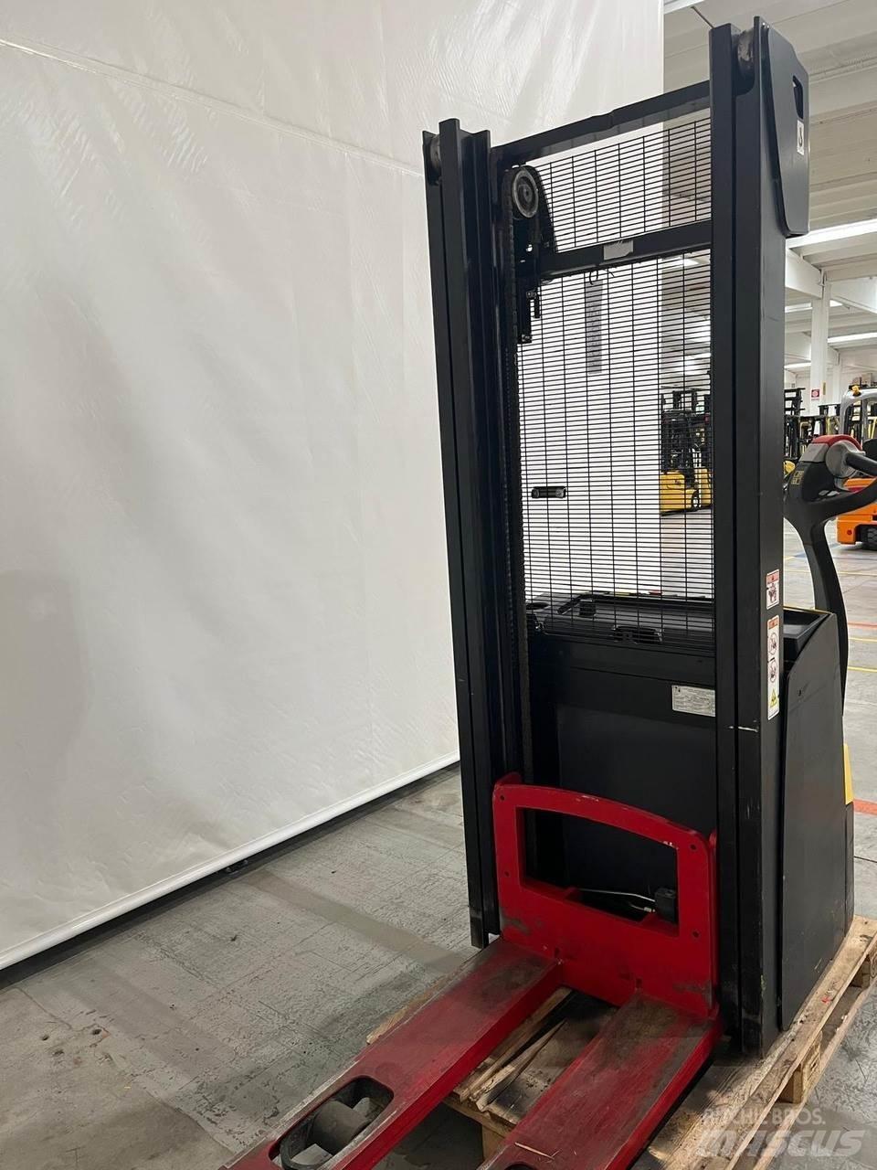 Hyster S1.2 Käyden ajettavat pinoamistrukit