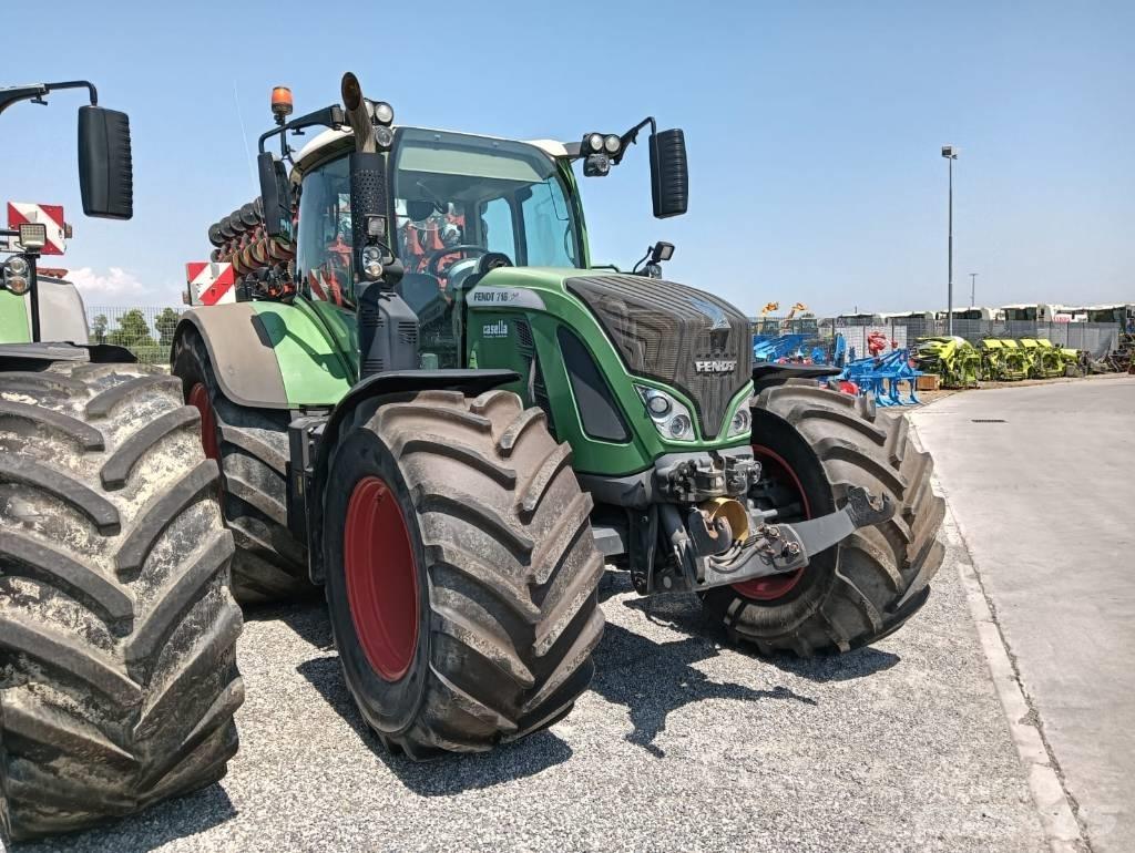Fendt 718 Vario Traktorit