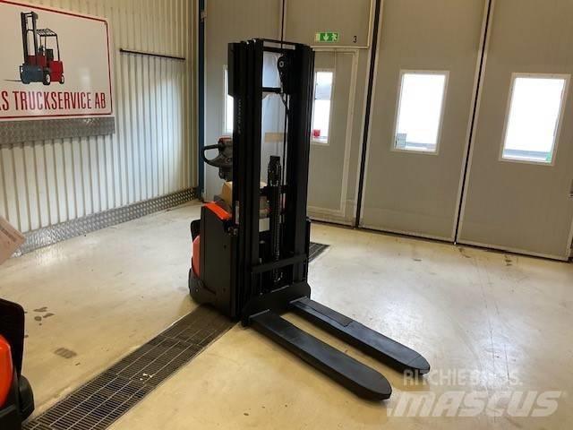 Toyota SWE 120 L Käyden ajettavat pinoamistrukit