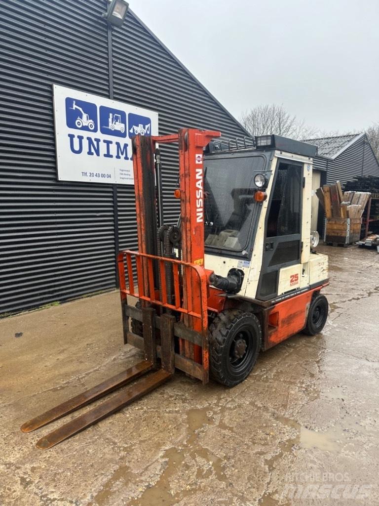 Nissan FG25 Nestekaasutrukit
