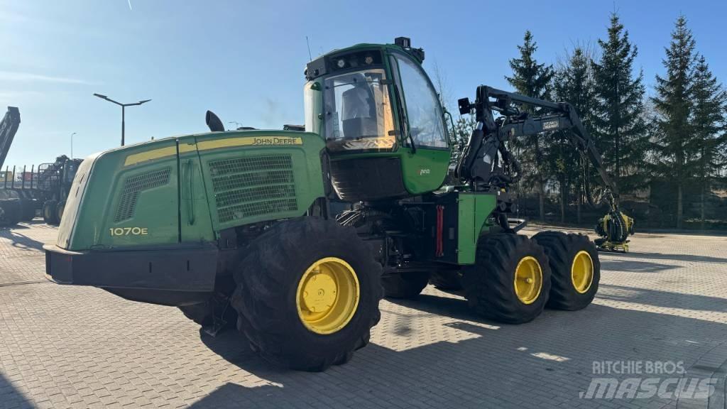 John Deere 1070 E Harvesterit