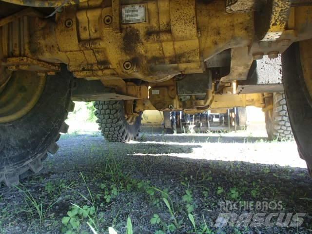 DEERE 410J Kaivurikuormaajat