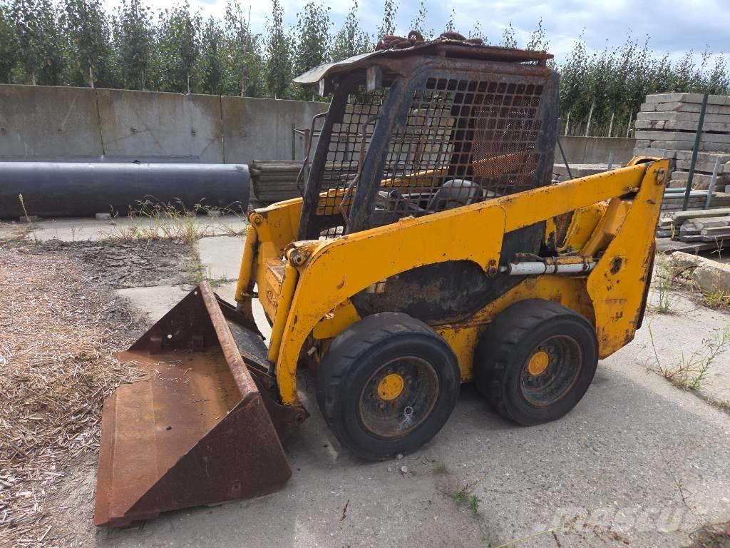 Komatsu SK 714 Liukuohjatut kuormaajat