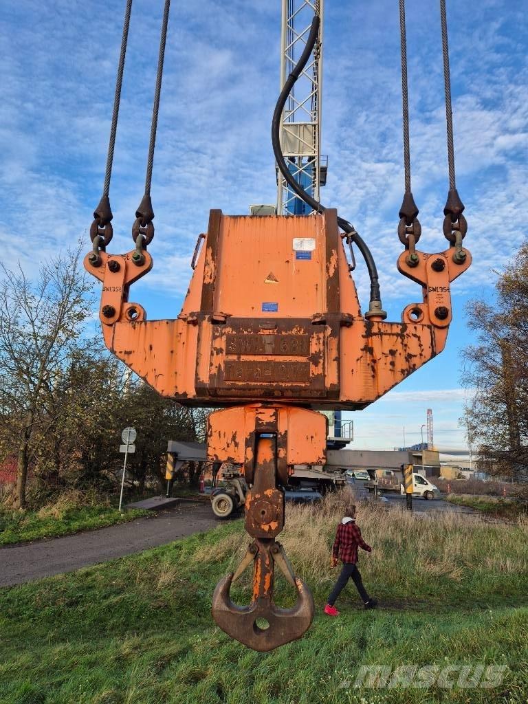 Liebherr LHM 250 Satamanosturit