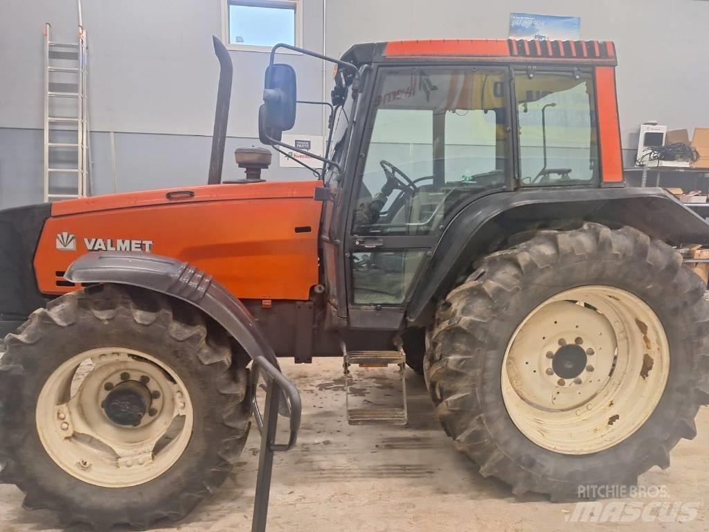 Valtra Valmet 8100E Traktorit