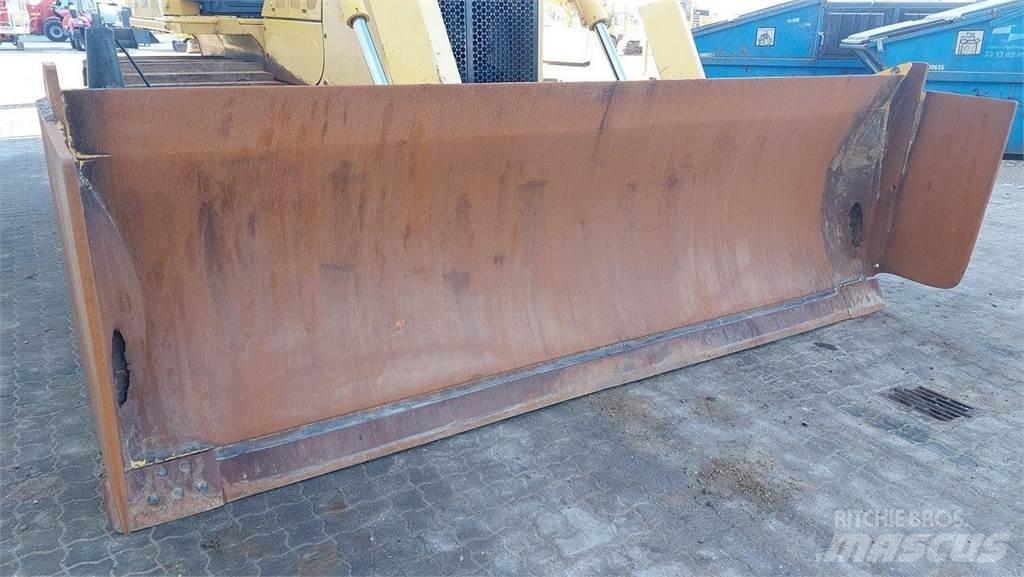 Komatsu D65PX-18 Telaketjupuskutraktorit