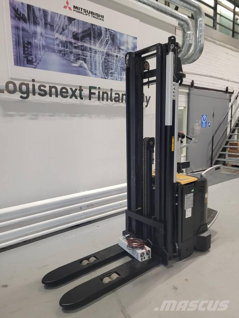 CAT NSV 16N ( MYYTY ) Ajettavat pinoamisvaunut