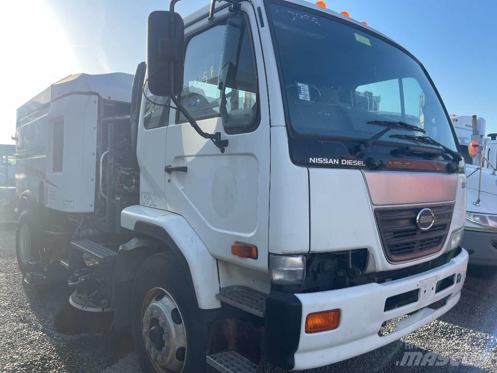 UD 3300 Lakaisuautot