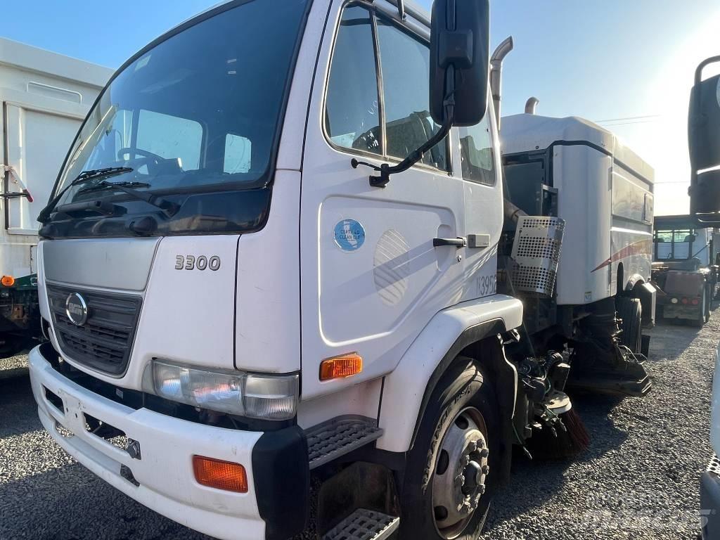 UD 3300 Lakaisuautot
