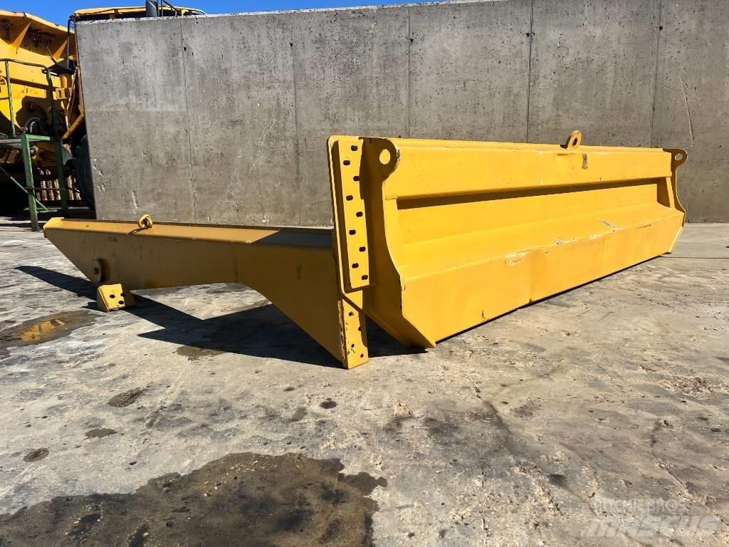 CAT TAILGATE CAT 735 Takalaidat