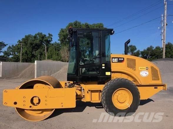 CAT CS44B Kumipyöräjyrät